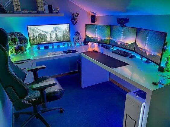 cuarto gamer con luces led azul y verde