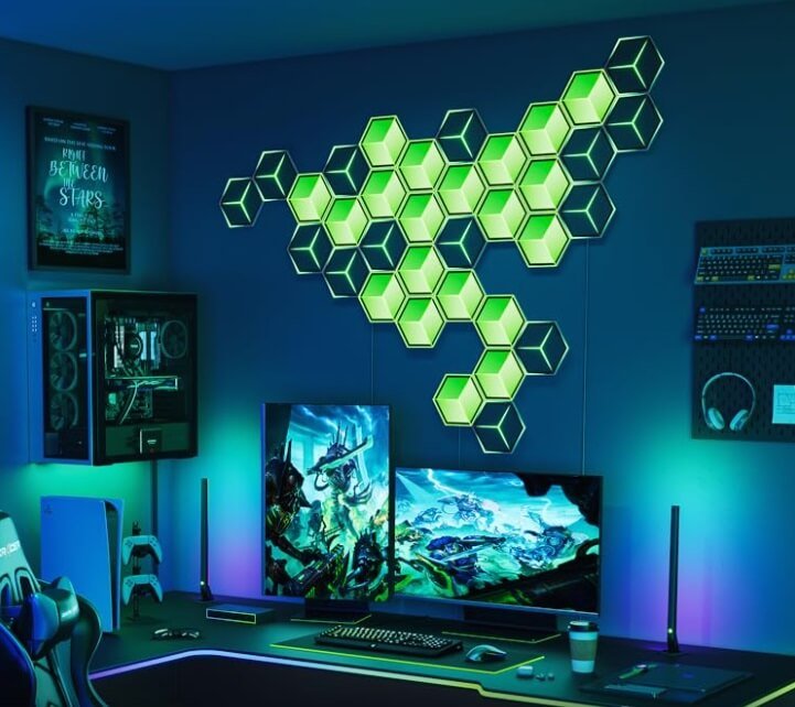 habitación gamer en tonos azules y verdes con pc en la pared