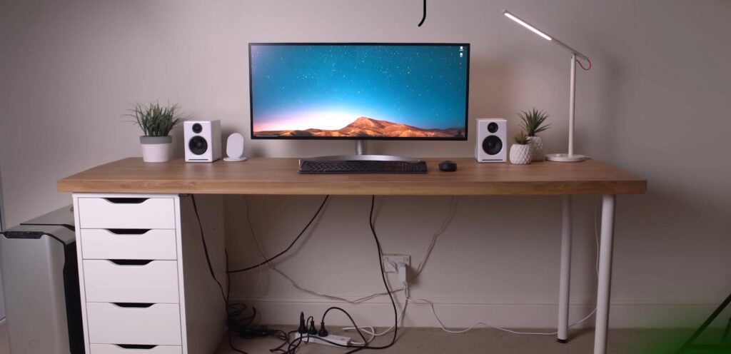 habitacion gamer con mala gestión de cables