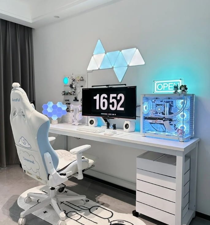 habitación gamer blanca con detalles en azul para romper la estética.