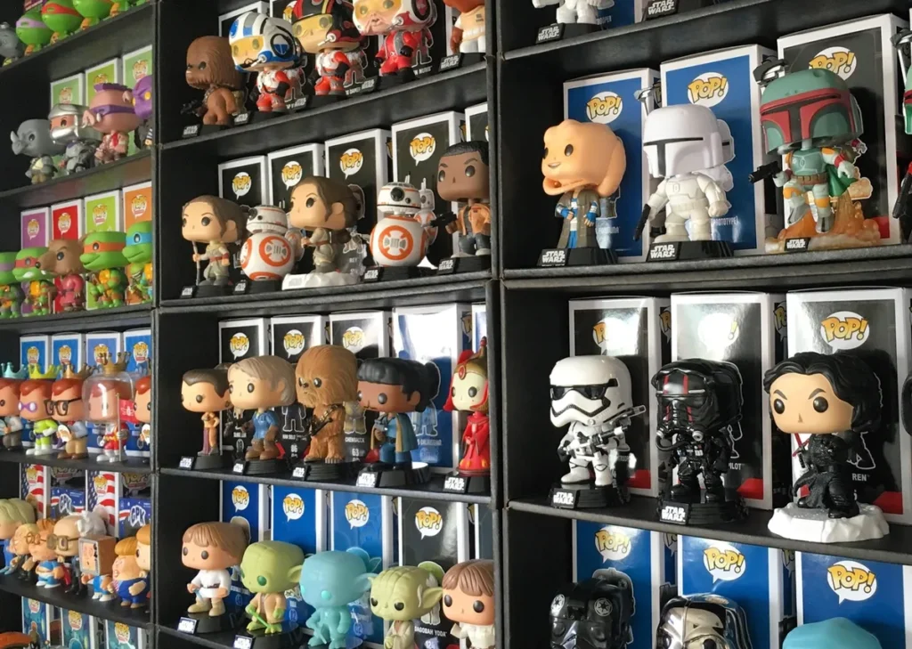varios funko pop expuestos