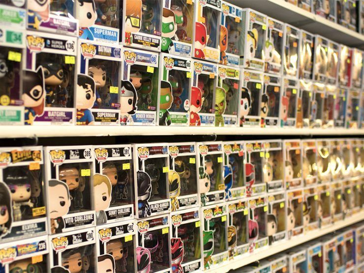 Varios Funko Pop en una tienda expuestos