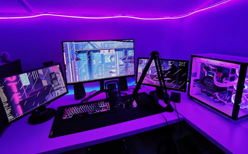 setup gamer con varias pantallas